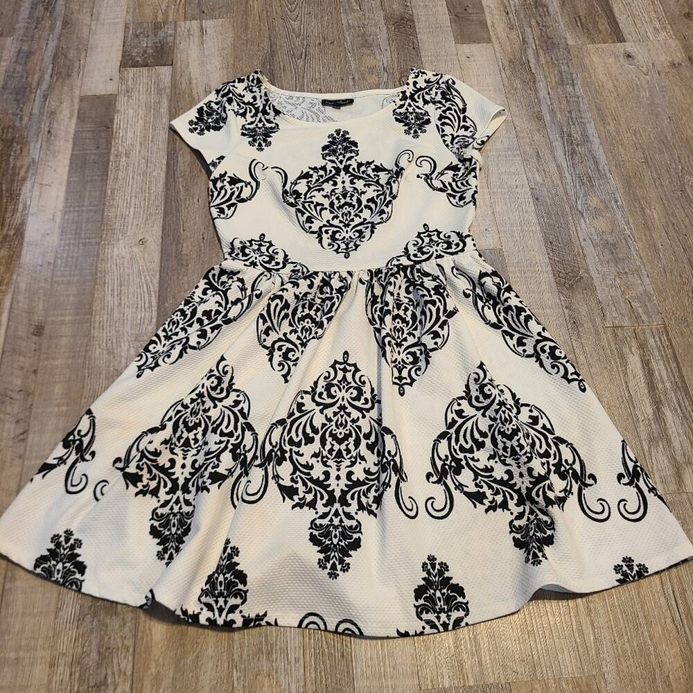 Sequin hearts small womens elegant white and black floral fit and flare dress